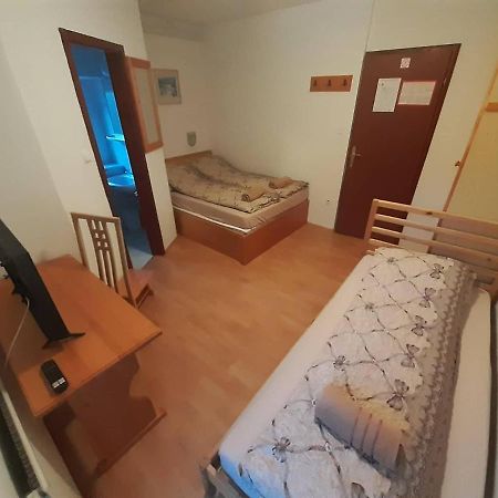 Rooms Barovc By The Lake Jasna Kranjska Gora Exterior foto A room at the hostel