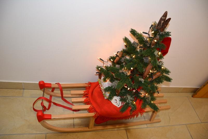 Rooms Barovc By The Lake Jasna Kranjska Gora Exterior foto A Christmas tree on a sled